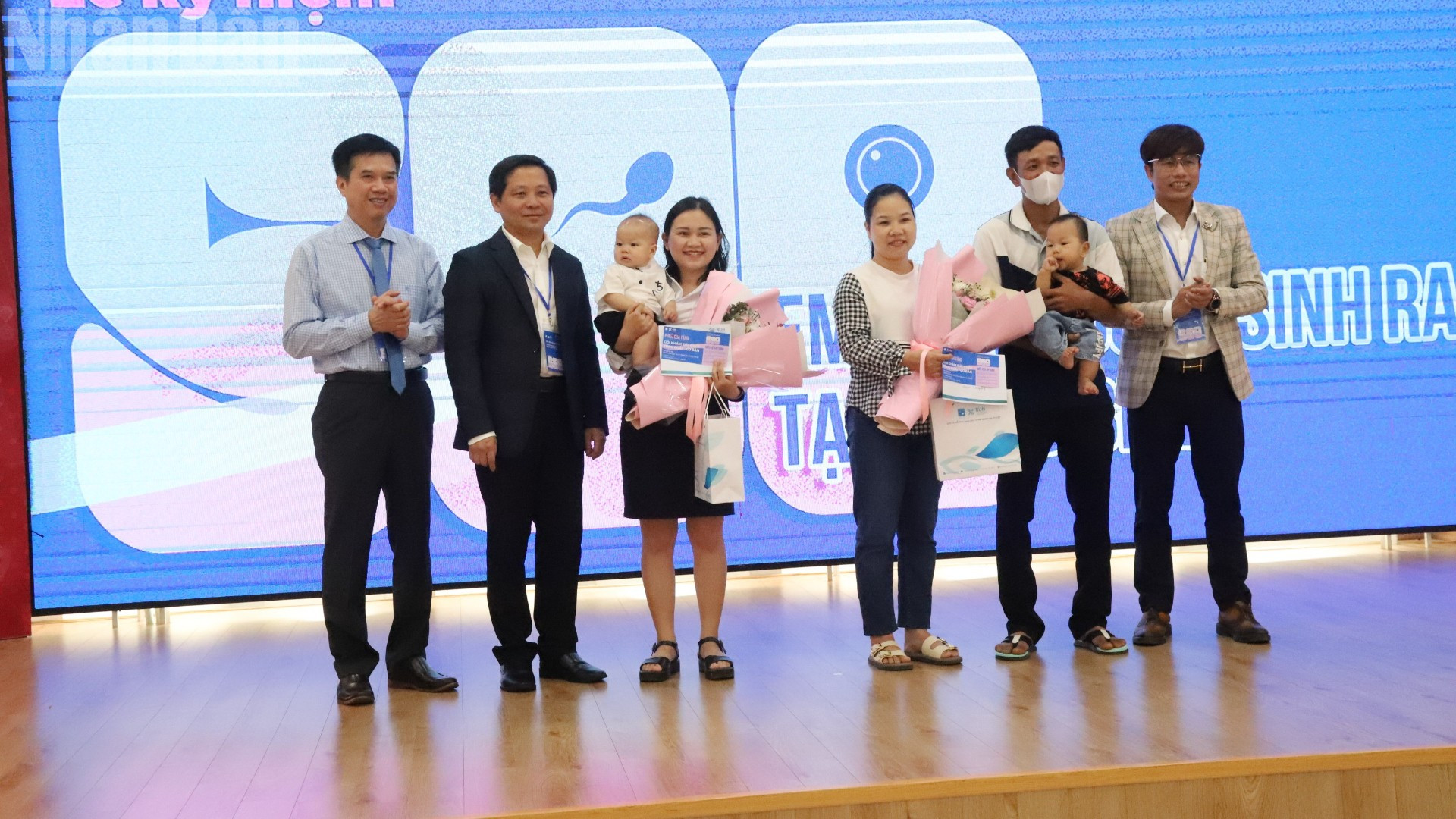 Lãnh đạo Bệnh viện Đại học Y Dược Buôn Ma Thuột tặng hoa và quà chúc mừng các gia đình sau khi sinh con bằng thụ tinh trong ống nghiệm tại IVF Mỹ Đức Buôn Ma Thuột. ndo_tl_img-2423-7760.jpg