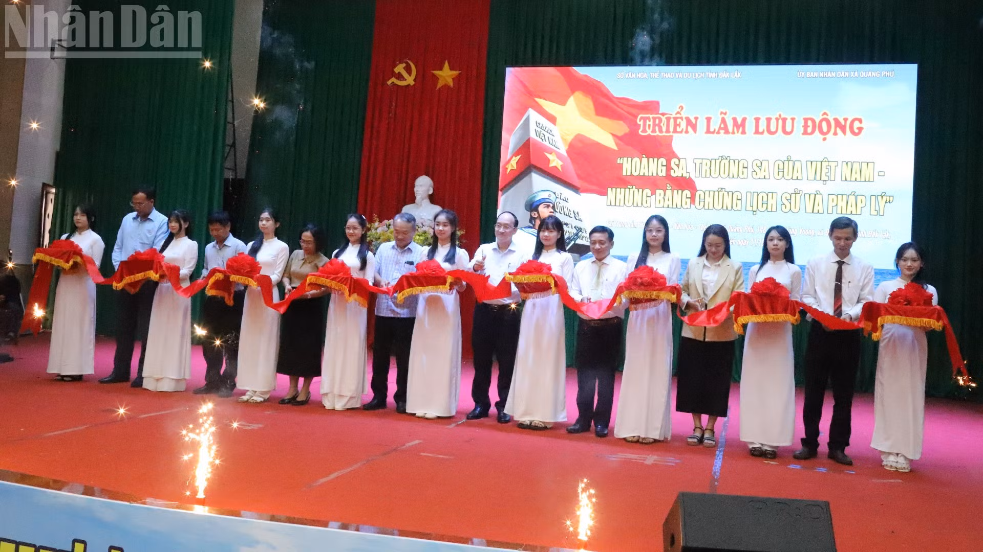 Các đại biểu cắt băng khai mạc triển lãm.