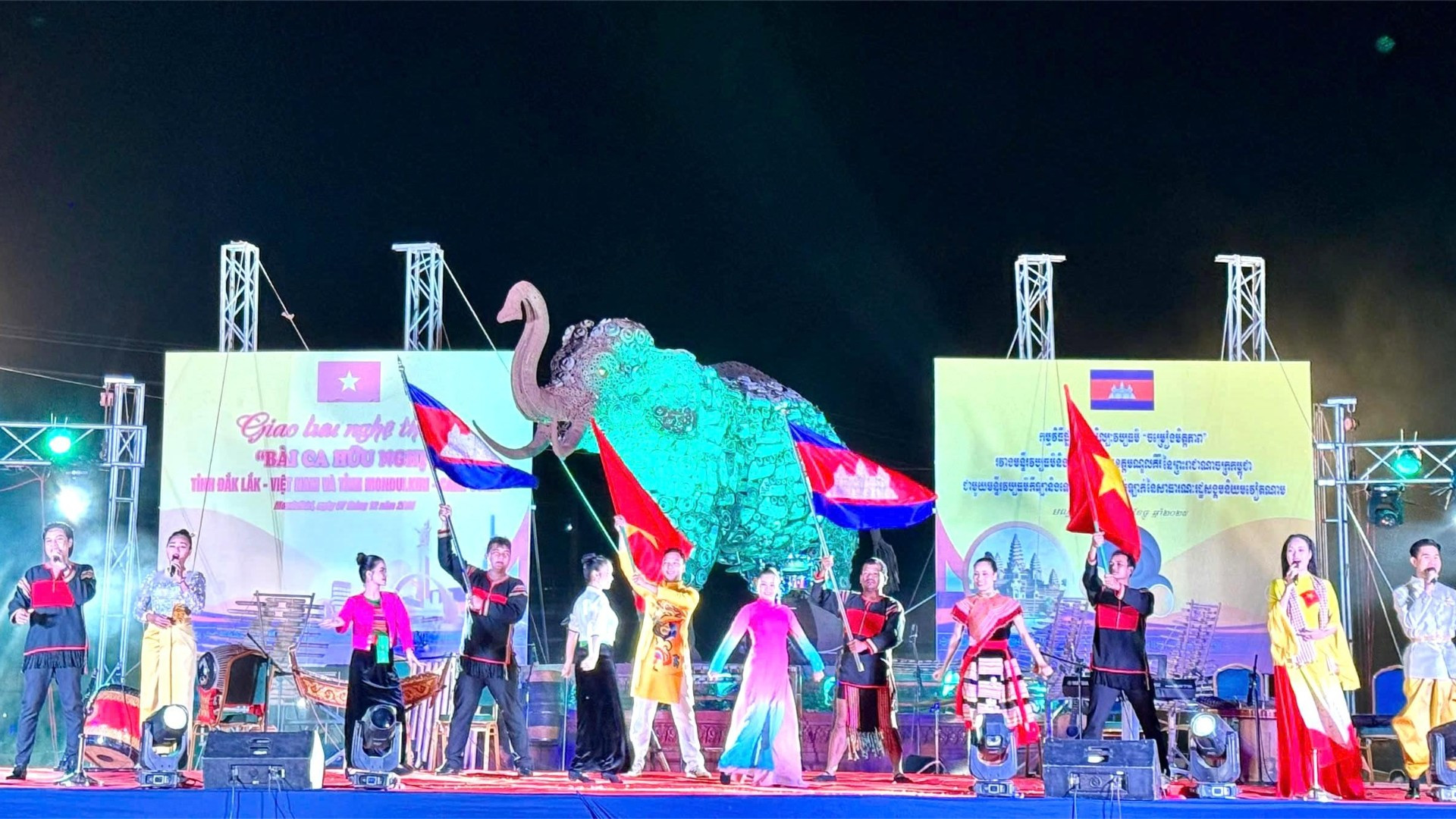 Một tiết mục ca ngợi về tình đoàn kết, hữu nghị truyền thống tốt đẹp giữa Việt Nam và Campuchia.