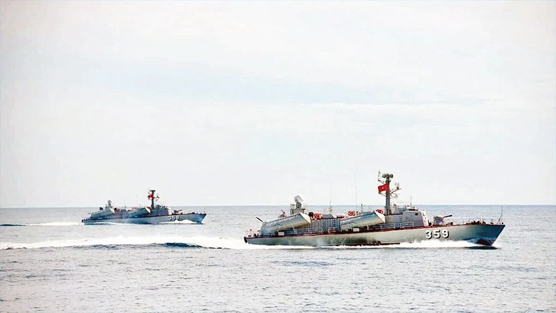 Biên đội Tàu Lữ đoàn 172, Vùng 3 Hải quân thực hiện nhiệm vụ trên biển.