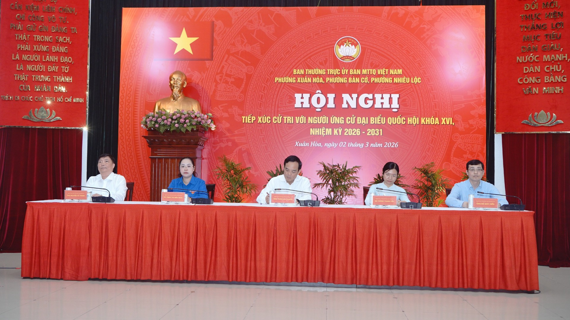 Các ứng cử viên đại biểu Quốc hội khóa XVI, nhiệm kỳ 2026-2031 đơn vị số 6 tiếp xúc cử tri phường Xuân Hòa, Bàn Cờ, Nhiêu Lộc (Thành phố Hồ Chí Minh). (Ảnh: THẾ ANH)