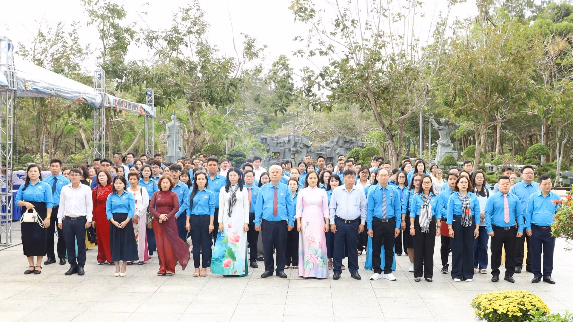 Công nhân, lao động ưu tú dâng hương tưởng nhớ Anh hùng liệt sĩ tại Đặc khu Côn Đảo