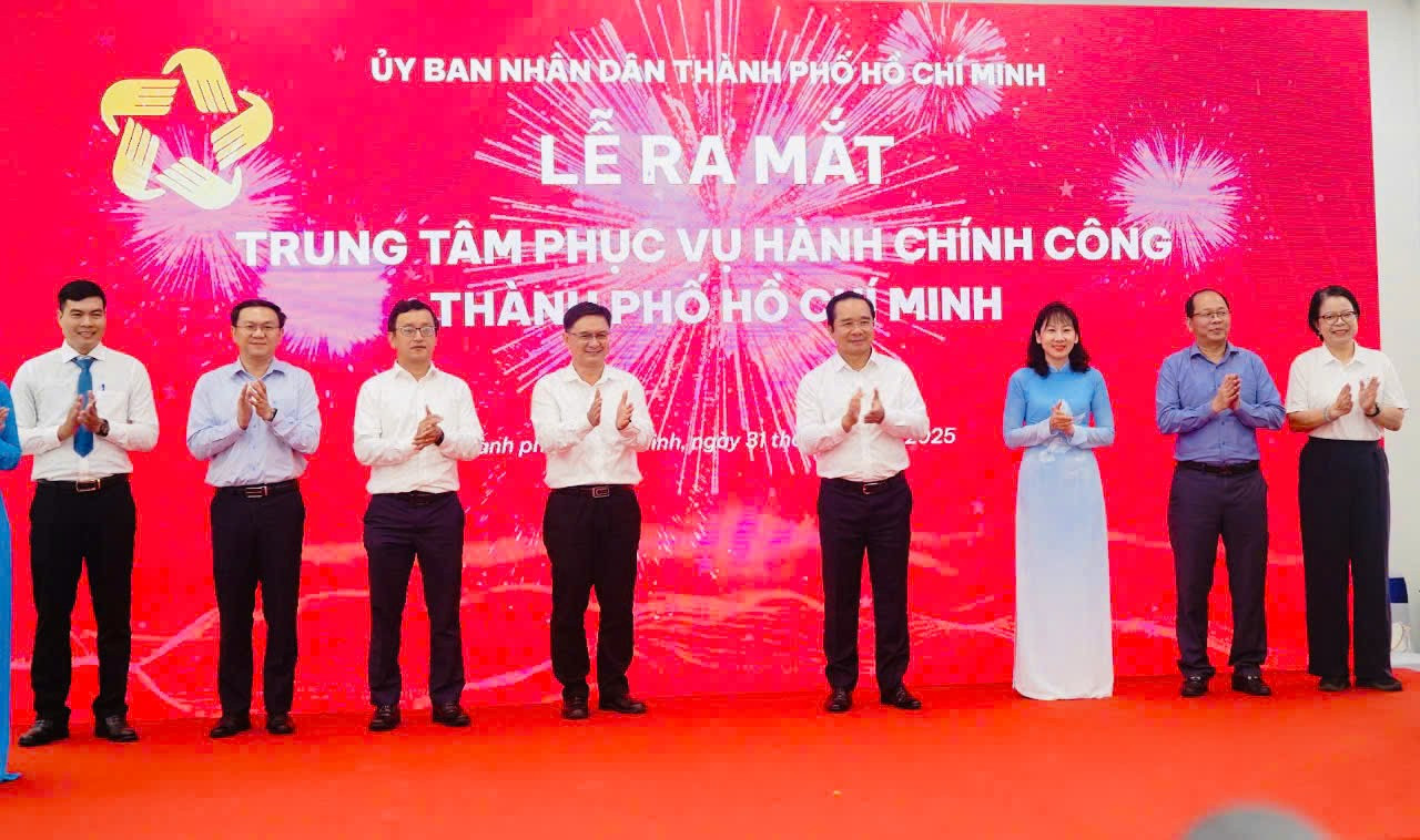 Các đại biểu tại lễ ra mắt.