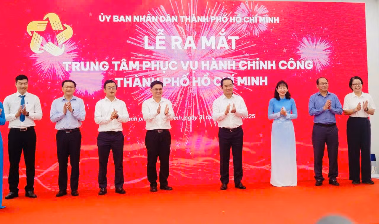 Các đại biểu tại lễ ra mắt.