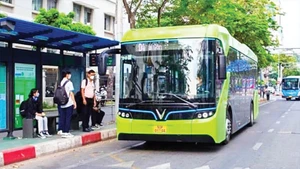 Tuyến buýt điện do VinBus vận hành đi từ thành phố Thủ Đức đến trung tâm Quận 1. (Ảnh THẾ ANH)