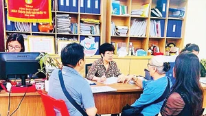 Bà Hoàng Thị Lợi tư vấn về pháp luật cho người dân trên địa bàn.