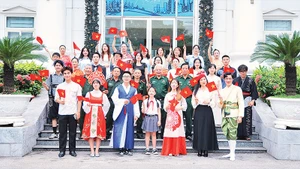Các giảng viên, sinh viên, cựu sinh viên Trường đại học Hà Nội thực hiện MV “Viết tiếp câu chuyện hòa bình” bằng 13 thứ tiếng.