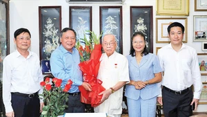 Phó Bí thư Thường trực Thành ủy Hà Nội Nguyễn Văn Phong thăm, tặng quà cựu đoàn viên Đoàn Thanh niên cứu quốc thành Hoàng Diệu Nguyễn Tiến Hà nhân 80 năm Cách mạng Tháng Tám và Quốc khánh 2/9. (Ảnh QUANG THÁI)