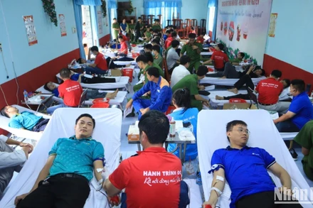 Đông đảo cán bộ, chiến sĩ, người dân tham gia hiến máu nhân đạo tại chương trình.