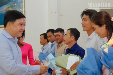 Lãnh đạo tỉnh Đồng Nai khen thưởng các cá nhân nhường đất để thực hiện cao tốc.