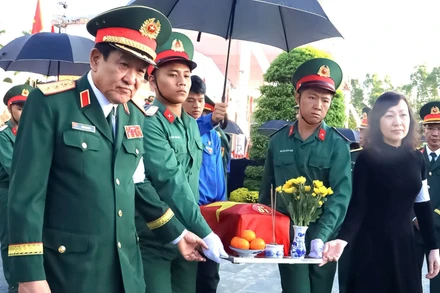Lãnh đạo Bộ Quốc phòng và lãnh đạo tỉnh Đồng Nai đưa tiễn hài cốt liệt sĩ về lòng đất mẹ.