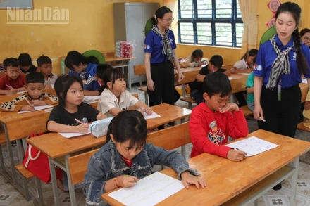 Các bạn sinh viên tình nguyện dạy học trong dịp hè cho học sinh tại xã Đắk Ơ, tỉnh Đồng Nai.