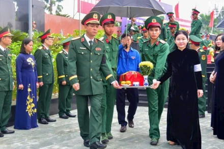 Lãnh đạo tỉnh Bình Phước đưa các hài cốt liệt sĩ về nơi an nghỉ cuối cùng.