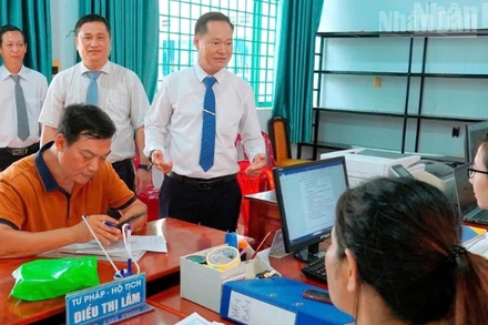 Đồng chí Mạc Đình Huấn, Bí thư Đảng ủy xã Tân Hưng (tỉnh Đồng Nai) kiểm tra hoạt động của Trung tâm phục vụ hành chính công xã Tân Hưng.