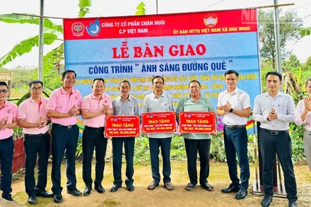 Lãnh đạo xã Đắk Nhau cùng đơn vị tài trợ trao kinh phí xây dựng công trình "Ánh sáng đường quê".