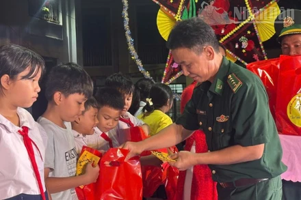 Lãnh đạo Bộ đội Biên phòng tỉnh Đồng Nai tặng quà cho các em thiếu nhi dịp Tết Trung thu 2025.