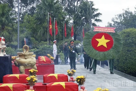 Các đại biểu dâng hoa truy điệu các anh hùng liệt sĩ.