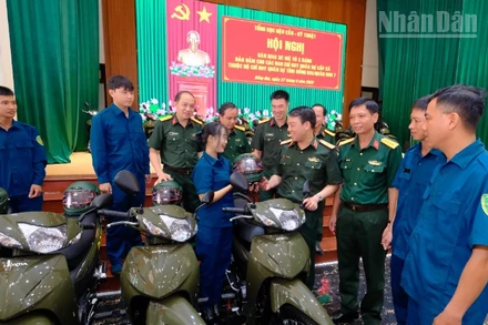 Thiếu tướng Vũ Văn Cường, Phó Chính ủy Tổng cục Hậu cần-Kỹ thuật căn dặn các đồng chí dân quân sử dụng xe an toàn, đúng mục đích