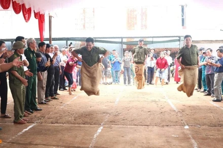 Nhân dân tỉnh Đồng Nai phấn khởi tham gia các trò chơi tại Ngày hội “Đại đoàn kết toàn dân tộc”.