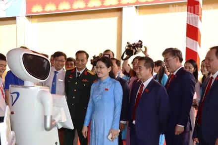 Các đại biểu tham dự Đại hội đại biểu Đảng bộ tỉnh Đồng Nai lần thứ I, nhiệm kỳ 2025-2030 tương tác với mô hình robot thực hiện các chức năng như con người.