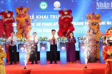 Các đại biểu thực hiện nghi thức thành lập Phân hiệu Trường đại học Sư phạm Kỹ thuật Thành phố Hồ Chí Minh tại tỉnh Bình Phước.