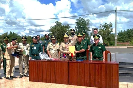 Lực lượng chức năng thực hiện thủ tục trao trả và tiếp nhận công dân.