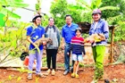 Mô hình sinh kế tặng heo giống tạo động lực để học sinh nghèo có điều kiện đến trường.