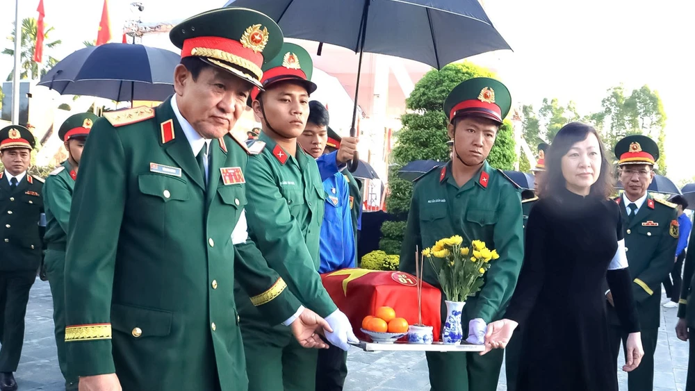 Lãnh đạo Bộ Quốc phòng và lãnh đạo tỉnh Đồng Nai đưa tiễn hài cốt liệt sĩ về lòng đất mẹ.