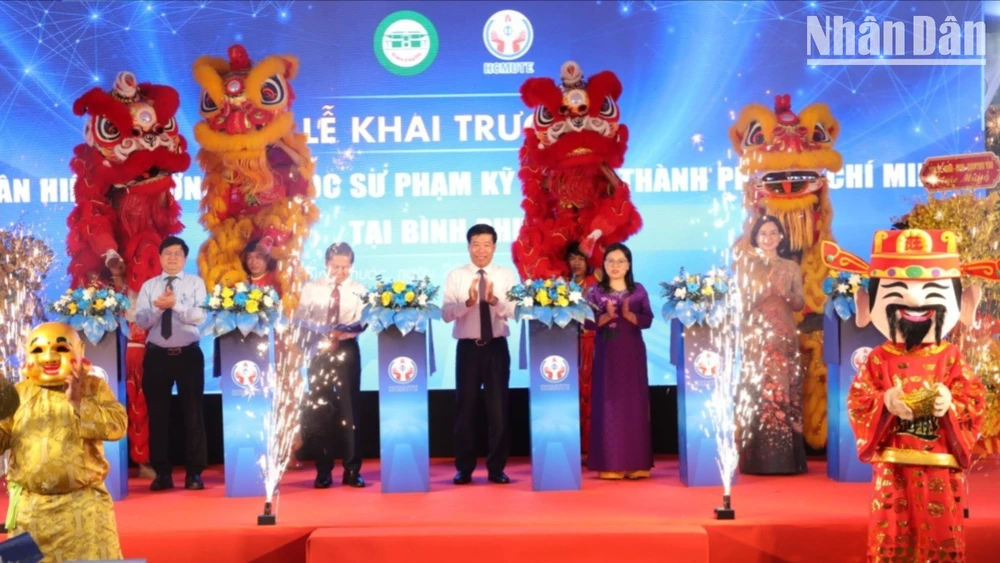 Các đại biểu thực hiện nghi thức thành lập Phân hiệu Trường đại học Sư phạm Kỹ thuật Thành phố Hồ Chí Minh tại tỉnh Bình Phước.