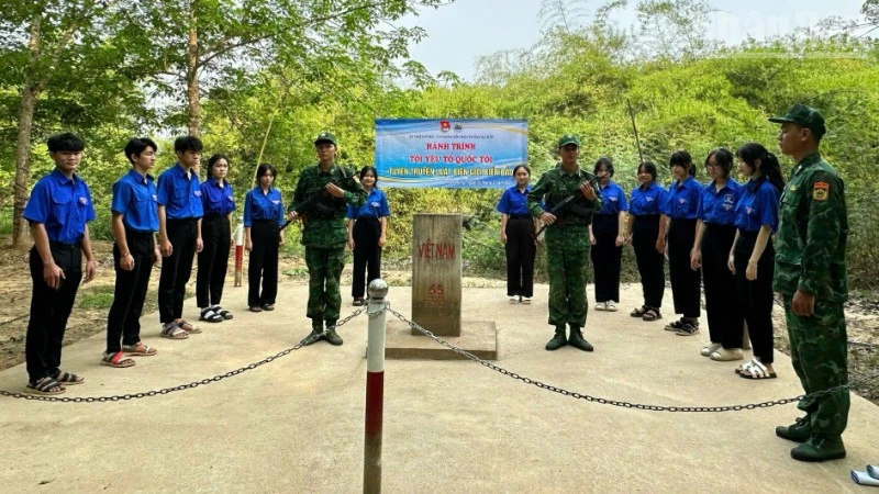 Lực lượng đoàn thanh niên Đồn Biên phòng Đắk Ơ phối hợp với đoàn thanh niên xã Đắk Ơ tham gia bảo vệ cột mốc biên giới.