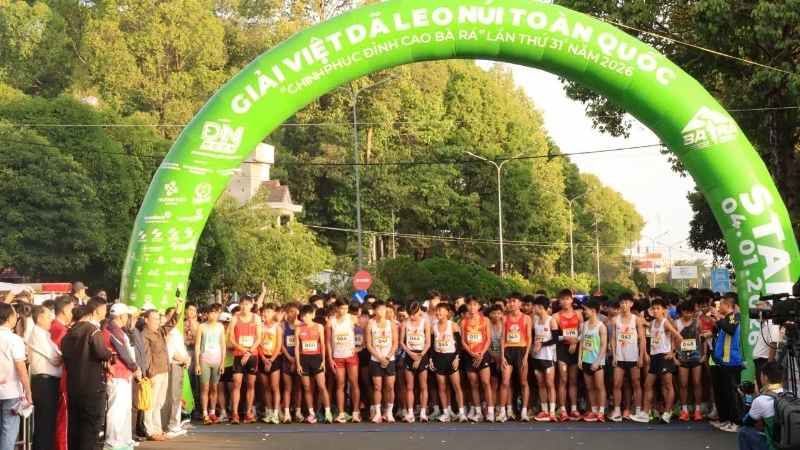 Hơn 2,5 ngàn vận động viên xuất phát chinh phục đỉnh cao Bà Rá.