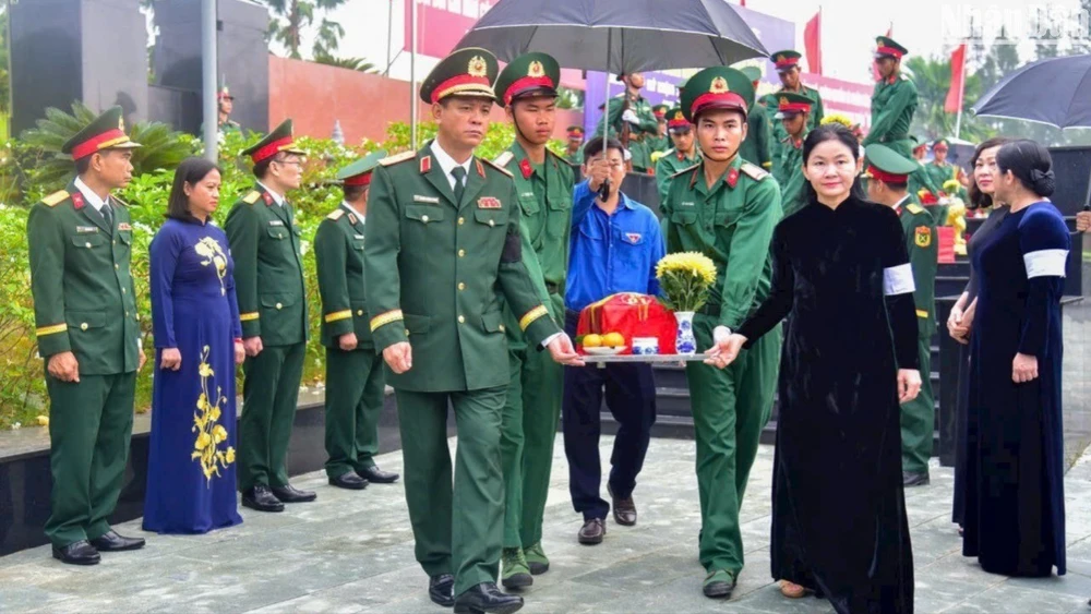 Lãnh đạo tỉnh Bình Phước đưa các hài cốt liệt sĩ về nơi an nghỉ cuối cùng.