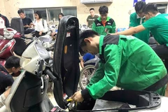 15 thành viên Đội SOS Đại học Đông Á mang theo tấm lòng và các dụng cụ sửa xe để sẻ chia đến với bà con thành phố Huế.