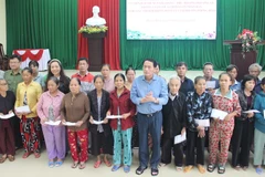 Thượng tướng Lê Quốc Hùng, Ủy viên Trung ương Đảng, Thứ trưởng Công an tặng quà cho các hộ dân bị thiệt hại cho mưa lũ tại thành phố Huế.