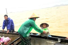 Bà Nguyệt Việt Hà ( tổ dân phố 2, Lợi Nông, xã Hương Thủy, thành phố Huế) vừa nhận hàng vừa niềm nở nói lời cảm ơn đoàn cứu trợ.