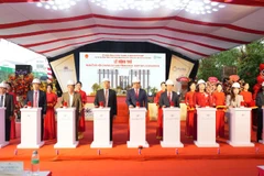 Các đại biểu thực hiện nghi thức bấm nút khởi công dự án.