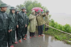 Phó Chủ tịch Ủy ban nhân dân thành phố Huế Hoàng Hải Minh trực tiếp kiểm tra, chỉ đạo công tác khắc phục tại hiện trường.