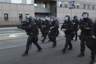 [Video] Los Angeles, Mỹ phong tỏa trung tâm, mạnh tay trấn áp biểu tình