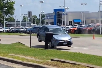 [Video] Đường nứt vì nắng nóng, ô tô bị hất tung giữa phố Mỹ