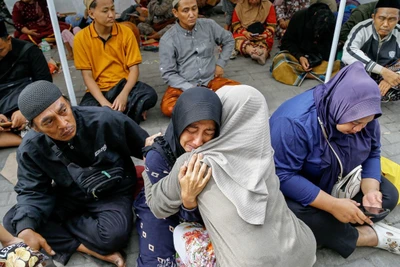 [Video] Vụ sập trường học ở Indonesia: 59 người còn mất tích, hy vọng cứu hộ dần tắt