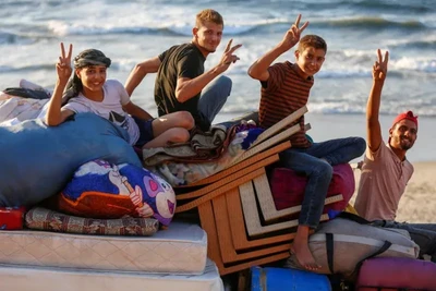 [Video] Israel chuẩn bị trả con tin, người dân Palestine đổ về Gaza sau lệnh ngừng bắn