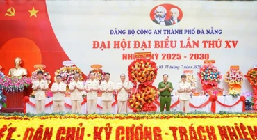 Thượng tướng Nguyễn Văn Long, Thứ trưởng Công an tặng hoa chúc mừng Đại hội. (Ảnh: MV)