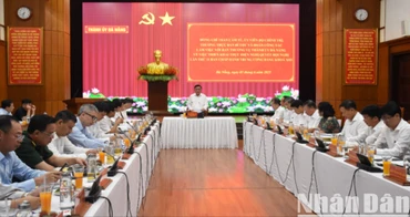 Thường trực Ban Bí thư Trần Cẩm Tú làm việc với Ban Thường vụ Thành ủy Đà Nẵng sáng 5/6. (Ảnh: ANH ĐÀO)