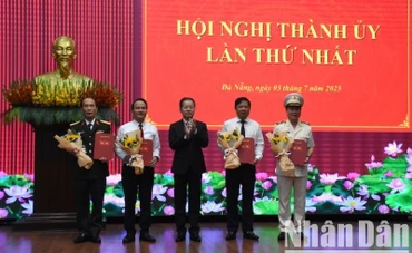 Bí thư Thành uỷ Đà Nẵng Nguyễn Văn Quảng trao Quyết định thành lập Đảng bộ các cơ quan Đảng thành phố, Đảng bộ Ủy ban nhân dân thành phố, Đảng bộ Quân sự thành phố, Đảng bộ Công an thành phố Đà Nẵng. (Ảnh: ANH ĐÀO)