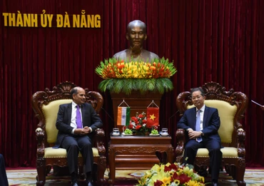 Đồng chí Nguyễn Văn Quảng, Ủy viên Trung ương Đảng, Bí thư Thành ủy, Trưởng Đoàn đại biểu Quốc hội đơn vị Đà Nẵng chủ trì tiếp Ngài Sandeep Arya, Đại sứ Ấn Độ tại Việt Nam. (ẢNH: ANH ĐÀO)