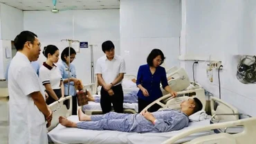 Lãnh đạo tỉnh Quảng Ninh thăm hỏi, động viên các nạn nhân đang điều trị tại Bệnh viện đa khoa tỉnh Quảng Ninh.