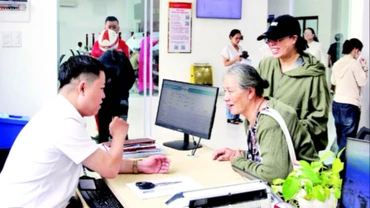 Cán bộ phường Hải Châu (TP Đà Nẵng) hướng dẫn người dân giải quyết thủ tục hành chính.