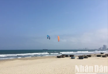 Đà Nẵng tạm dừng hoạt động nhảy dù tại bán đảo Sơn Trà sau vụ việc một du khách tử vong. (Ảnh: ANH ĐÀO)