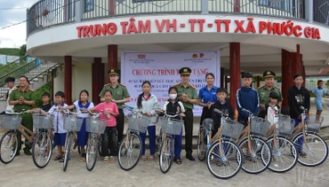 Đoàn công tác trao tặng xe đạp cho học sinh nghèo vượt khó tại xã Phước Trà, thành phố Đà Nẵng. (Ảnh: DUY MẪN) 