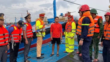Lực lượng chức năng thành phố Đà Nẵng hướng dẫn ngư dân đưa tàu về nơi tránh trú bão an toàn, bảo đảm tài sản, tính mạng. (Ảnh công an cung cấp)